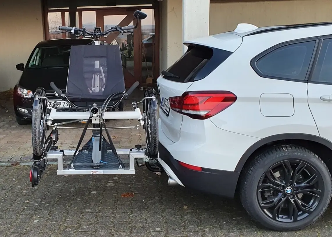 Tandem tricycle electrique pliant transportable sur porte velo