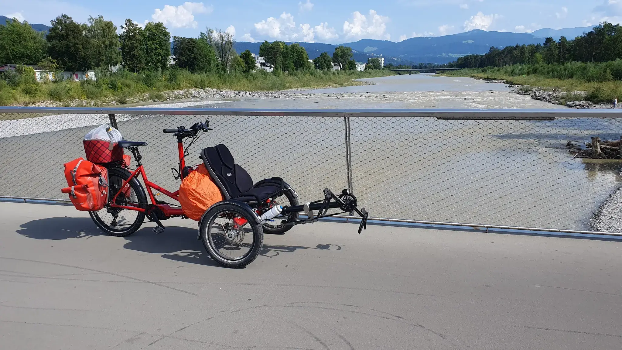 voyager en velo pousseur ou tanem 3 roues electrique