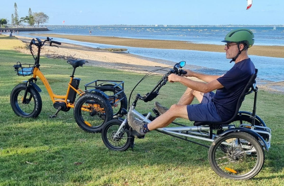 velo probleme equilibre tricycle droit vs tricycle couché - pmr ou handicap.svg