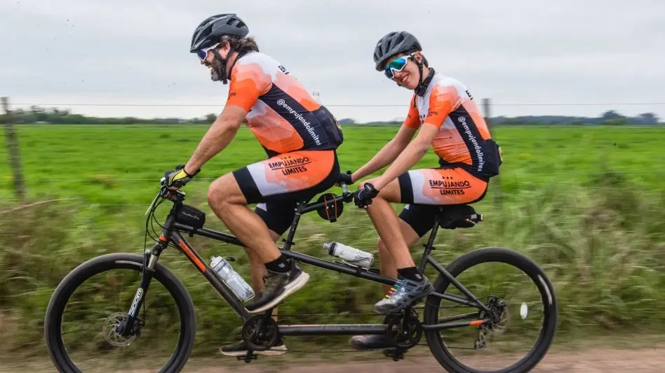 personne autiste enfant avec adulte font du velo tandem adapte personne autiste enfant avec adulte font du velo tandem adapte