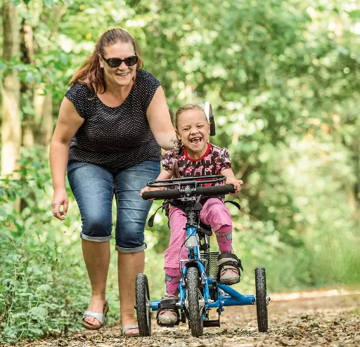 tricycle pour enfant autiste avec adulte qui font du velo adapte tricycle pour enfant autiste avec adulte qui font du velo adapte