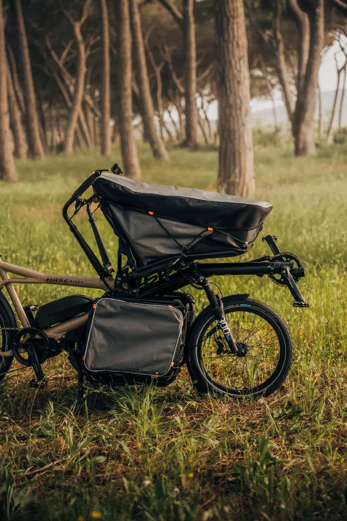 tandem electrique pino Cargo E hase couché.webp